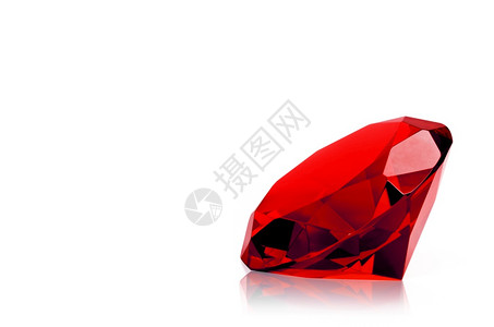 刻面宝藏戒指白背景孤立的红钻石概念最珍贵的美容红钻石图片