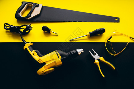 螺栓使固定黑色和黄背景上的一套黄色工具集Name措施图片