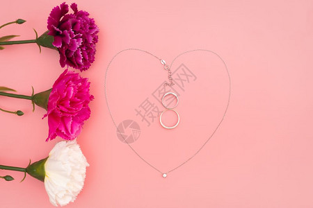 戒指国际妇女节花朵和心形项链粉红背景的鲜花和心形项链春天图片