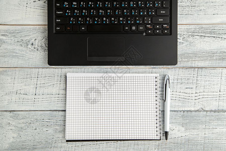 白纸笔记本和电脑以旧的破白木背景为主复制商业杂志图片