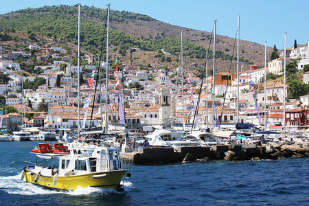 支撑希腊海德拉岛萨龙科湾地貌船传统的图片