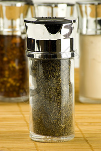 香气肉桂在一个玻璃罐里用干薄荷叶放在木垫上不同香料背景的玻璃罐中瓶子图片