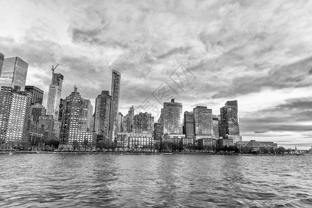 当代的晚上纽约游轮日落曼哈顿天际单色图片