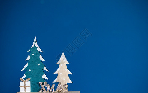 轮廓礼物季节蓝色背景中的圣诞树图片