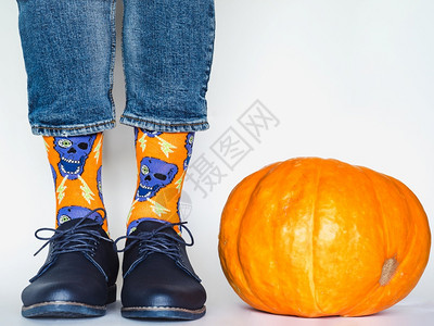 一种Menrsquos腿时髦鞋蓝色牛仔裤和杂长袜在白孤立的背景上特写风格和优雅的概念Menrsquos腿时髦鞋和明亮的袜子假期绘图片