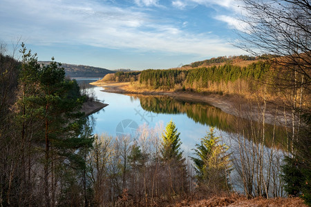 北水池Dhunn库在日出时的全景图像德国伯吉斯州BergischesLand欧登泰尔图片