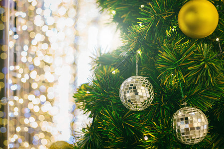圣诞树闪亮装饰球图片
