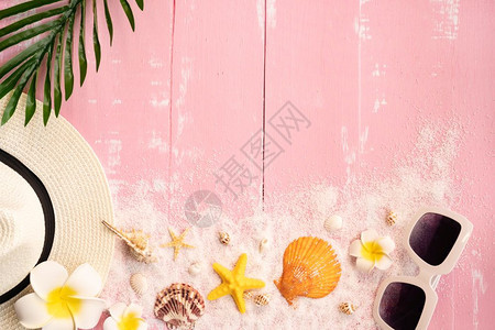 黄色的白美丽暑假海滩附件贝壳沙子帽太阳眼镜和木制棕榈叶图片