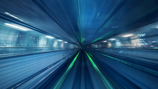 城市的快速地路自动列车在日本东京内地隧道移动的作模糊图片