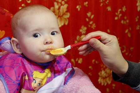 护理孩子婴儿用童勺喂养婴使满意图片