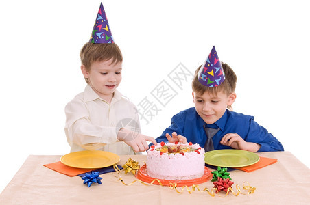 两个男孩吃蛋糕孤立在白色背景上生日奶油肖像图片