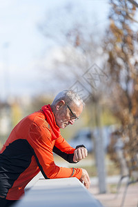 娱乐慢跑者速度用聪明的手表画一个高年长男子的肖像图片