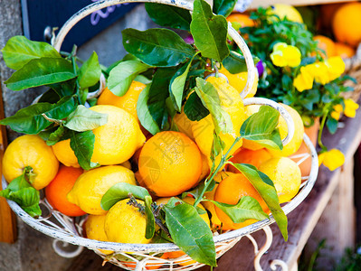水果有机的新鲜柠檬篮子自然图片