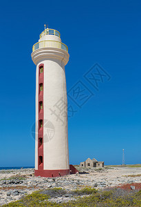 海滨蓝色的博内尔岛海岸废墟的白灯塔警告图片