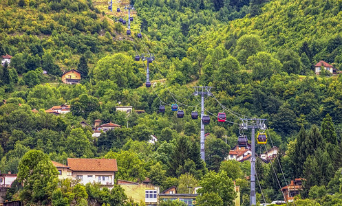 从萨拉热窝市中心到波斯尼亚和黑塞哥维那绿色特雷贝奇山的缆车从萨拉热窝市中心到波斯尼亚和黑塞哥维那绿色特雷贝奇山的缆车城市岩石风景图片