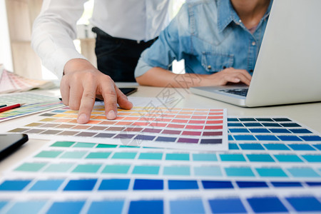 专业的内部文件在讨论建筑计划项目时使用彩色图表的内部echechitect设计团队图片