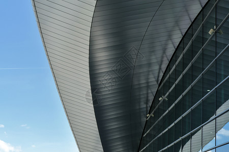 全景创新项目建筑中的金属玻璃部分与蓝色天空相对作为抽象工业背景的金属玻璃部分图片