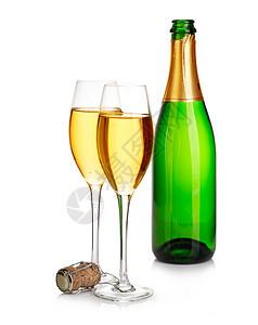 两杯优雅的香槟放在绿色瓶子的背景上紧隔离在白色节日静态生命中周年纪念日新的庆典图片