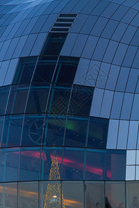教育天空在NewcastleGateheadQuayside的SageGateshophead音乐厅外部玻璃上贴近面有明亮的圣诞图片