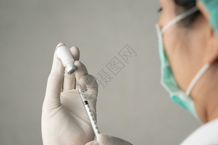 医生注射用于预防疾病的疫苗图片
