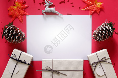 木板问候生日红色背景上带有文字白空格的礼品框顶部视图图片