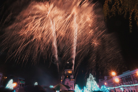 快乐的焰火在城市烟花欢乐新年背景约克图片