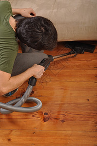 服务看见一个在做家务的吸尘器清洁工的年轻人随意工具图片