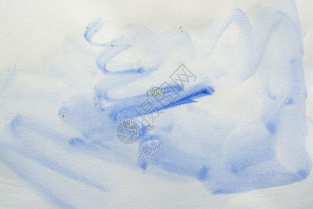 白色的花弄脏蓝水颜色本底纹理湿润鲜流滴在纸上蓝色水颜背景纹理图片
