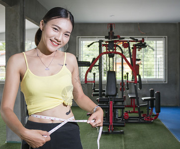 数字锻炼健身俱乐部康和身体形状护理概念中带有测量胶的笑着亚洲妇女快乐的感体身在健俱乐部康与身体形状护理概念中美丽图片