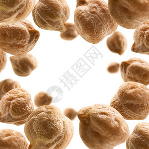 框架成熟的鹰嘴豆漂浮在白色背景上成熟的鹰嘴豆漂浮在白色背景上飞行一种图片