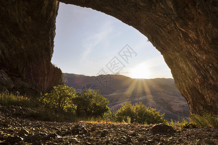 洞穴中的日落图片