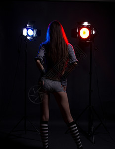后面背景上闪光耀和照明弹的女孩优雅吸引人的腿背景图片
