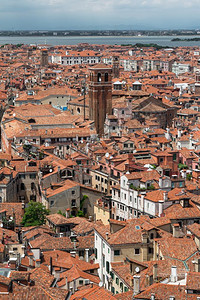 意大利威尼斯上空红屋顶天线的中观察场景城市的图片