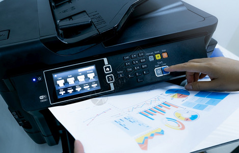 关于多功能激光打印机复制刷扫描和传真机的办公室文件和纸质工作印刷技术复机扫描设备手仪设备印刷器复机扫描设备控制板工人按图片
