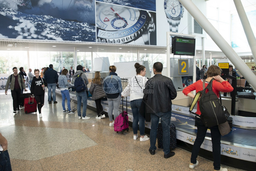 人群意大利语OlbiaSardinie05April2018人们在意大利沙地尼亚岛的奥比机场等待行李箱在机场等待行李箱为了图片