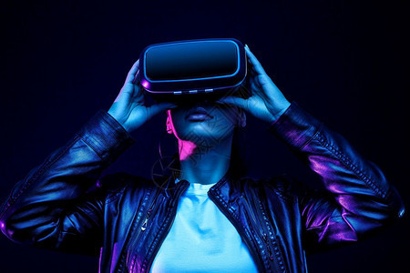 虚拟的观看360度视频与虚拟现实头盔隔绝在黑色背景上由亮光照校对Portnoy未来黑色的图片