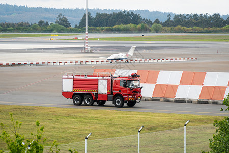空军战士和飞机碰撞飞机场在SantiagodeCompostela机场着陆道上乘坐消防车背景为私人喷气飞机的背景