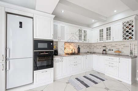 家烹饪现代白色木制厨房内在豪华住宅中的现代白色木制厨房内的图片