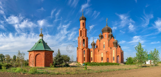 变身乌克兰奥德萨地区Rybakovka的圣尼古拉斯教堂在乌克兰Rybakovka的一个阳光明媚夏日圣尼古拉斯教堂举行现代的使徒一种背景