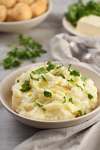 一盘土豆泥用融化的黄油浇满了马铃薯泥用青菜填满晚餐香休息图片