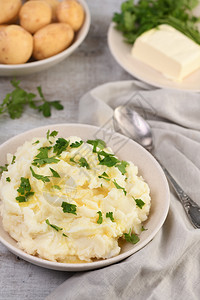 一盘土豆泥用融化的黄油浇满了马铃薯泥用青菜填满爽朗食物健康图片