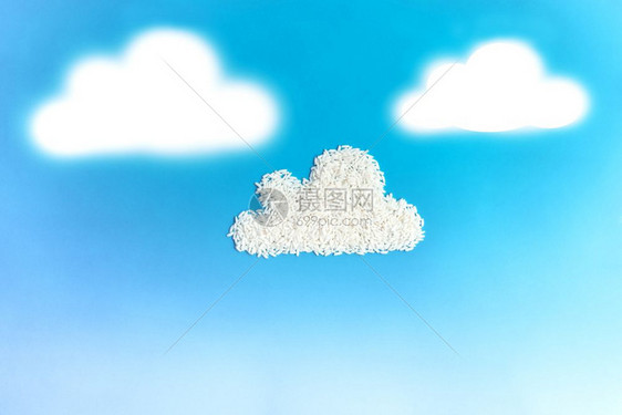 在深蓝天空背景下白稻如飞毛云状的白稻层储存概念同步网关蓝色的图片