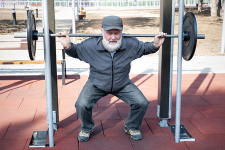 户外锻炼的老人图片
