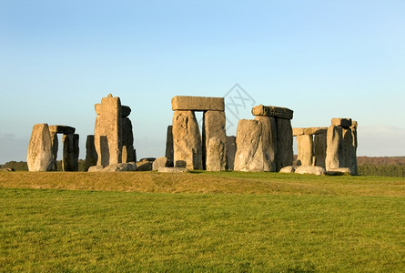 纪念碑常设至日英格兰威尔特郡Amesbury附近的巨石柱图片