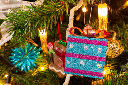 绞刑圣诞树装饰着紫色和青主题礼物盒是突出的景象球紫色图片