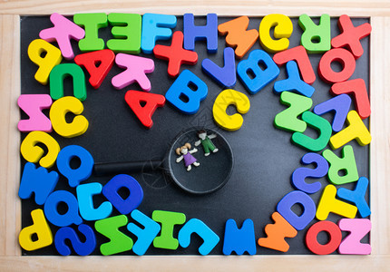 字幕学习信儿童超过放大玻璃和彩色字母的图像图片