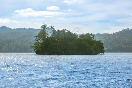 海岸夏天景观热带湾一个人口稠密丛林茂的小岛屿热带居住图片