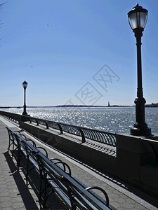 阳光城市景观从曼哈顿俯视德逊河的长椅白色图片