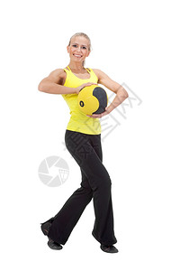 美貌优雅的年轻女子与黄色和黑的球一起锻炼运动黄色和黑讲师鞋类图片