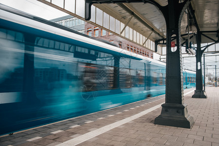 建筑学轨火车站高速电列停的冷淡运动离开背景图片